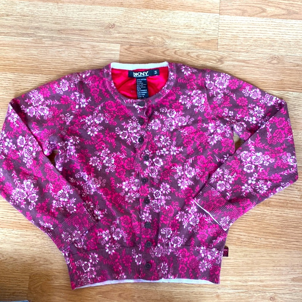 beautiful little girl Donna Karan cardigan with flower 🌸 🌺 pattern
